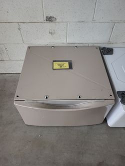 Laundry pedestal