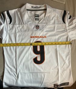 Woman’s Joe Burrow Jersey, White, SIZE M?