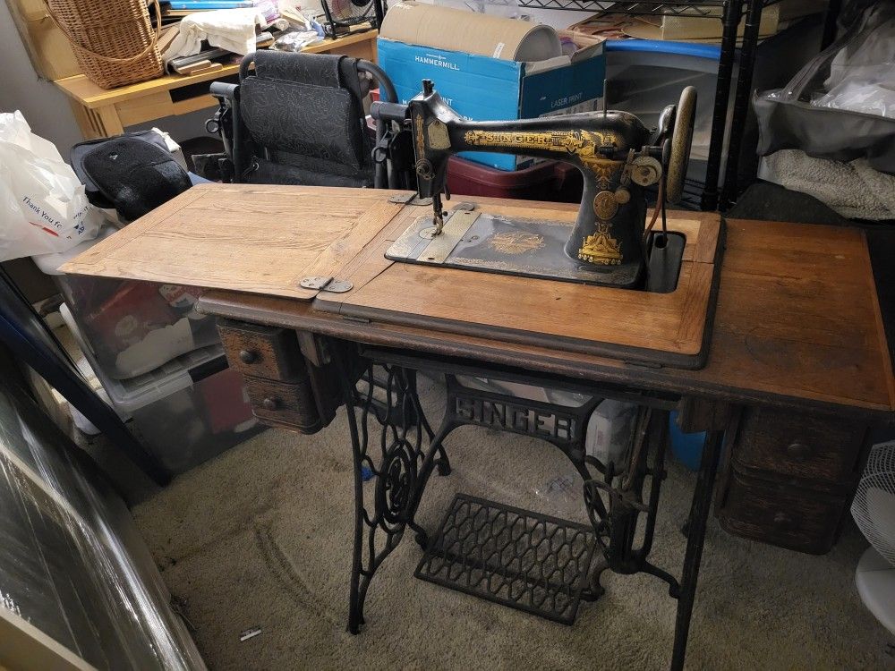 1923 Singer Sewing Machine