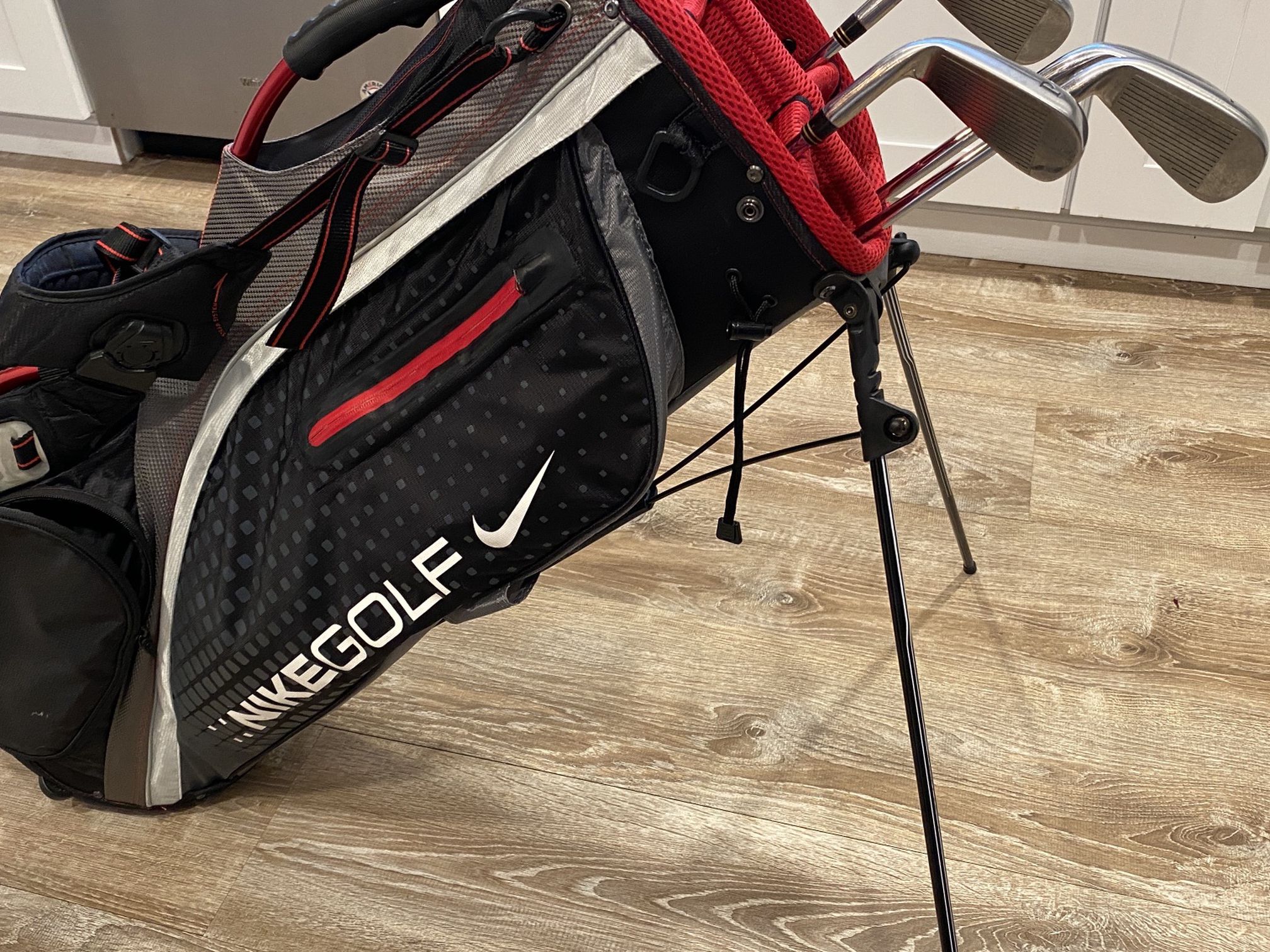 Nike Golf Bag And 4 Clubs