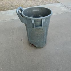 Brute Trash Can With Wheels 