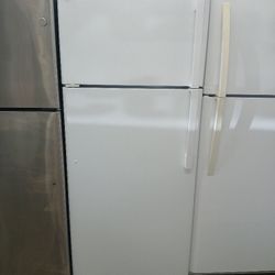 GE 18"cuft 28"wide Refrigerator In Excellent Condition 