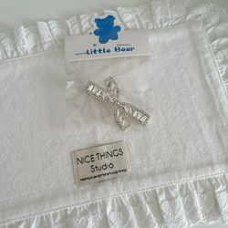 Shining silver bow hair clip
