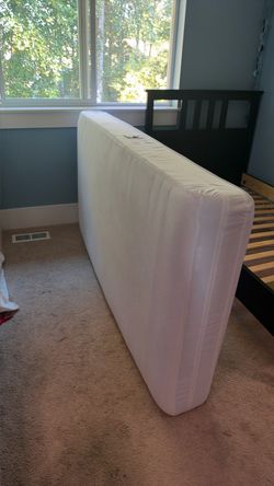 Free waterproof mattress protector (twin)