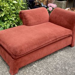 Cozy & Stylish Red Chaise Lounge