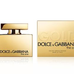 Luxurious gold perfume bottle by Dolce & Gabbana. Elegant and timeless design.
The One Gold Eau de Parfum Intense, a celebration of the independent an