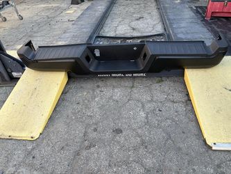#50 17-22 FORD F250 / F350 BROKEN PLASTICS BLACK REAR BUMPER