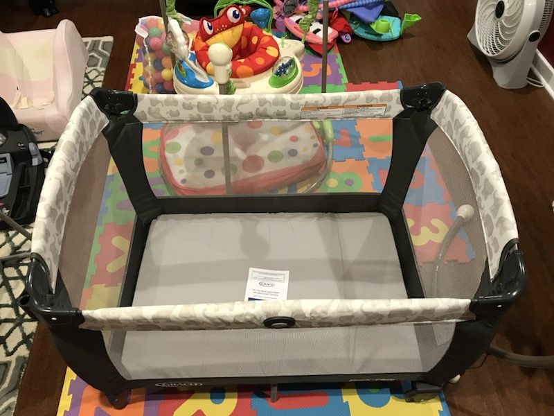 Graco play yard with newborn napper and changing table