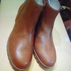 MEMORY FOAM TIME AND TRU BROWN ANKLE BOOTS 