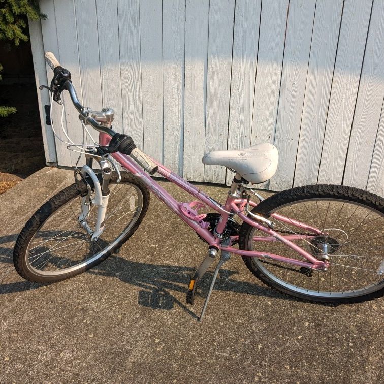 Apollo accadeva vivid pink bike