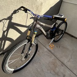 Specialized Pitch Pro Mountain Bike (size L)