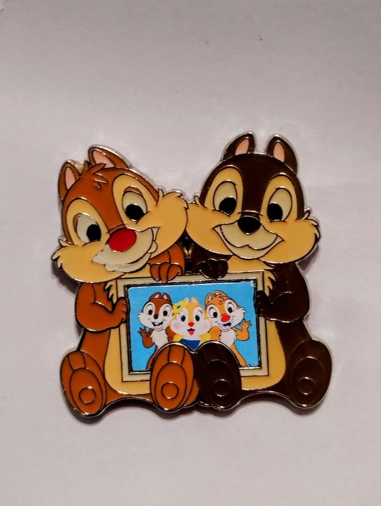 DISNEY CHIP AND DALE WITH FAMILY PHOTO PIN 