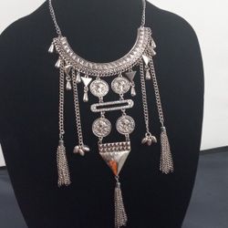 long necklace for women in antique silver color;/ collar largo de mujer en color silver antiguo