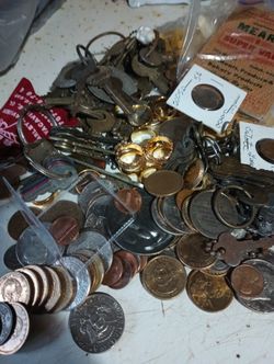 Estate Coins And Keys  10 Uncirculated 5 Cent Coins 