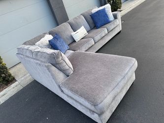 Excellent condition Ashley’s sectional couch !!