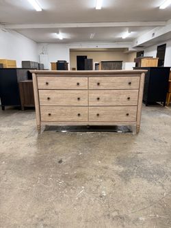 Beautiful Modern 6 Drawer Dresser