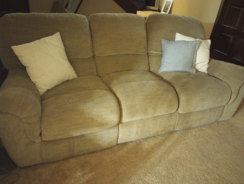 Free Comfy Recliner Couch 