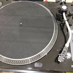 Music Hall USB-1 Turntable And Speakers 