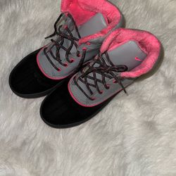 Girls Nike Boots. Size 7y
