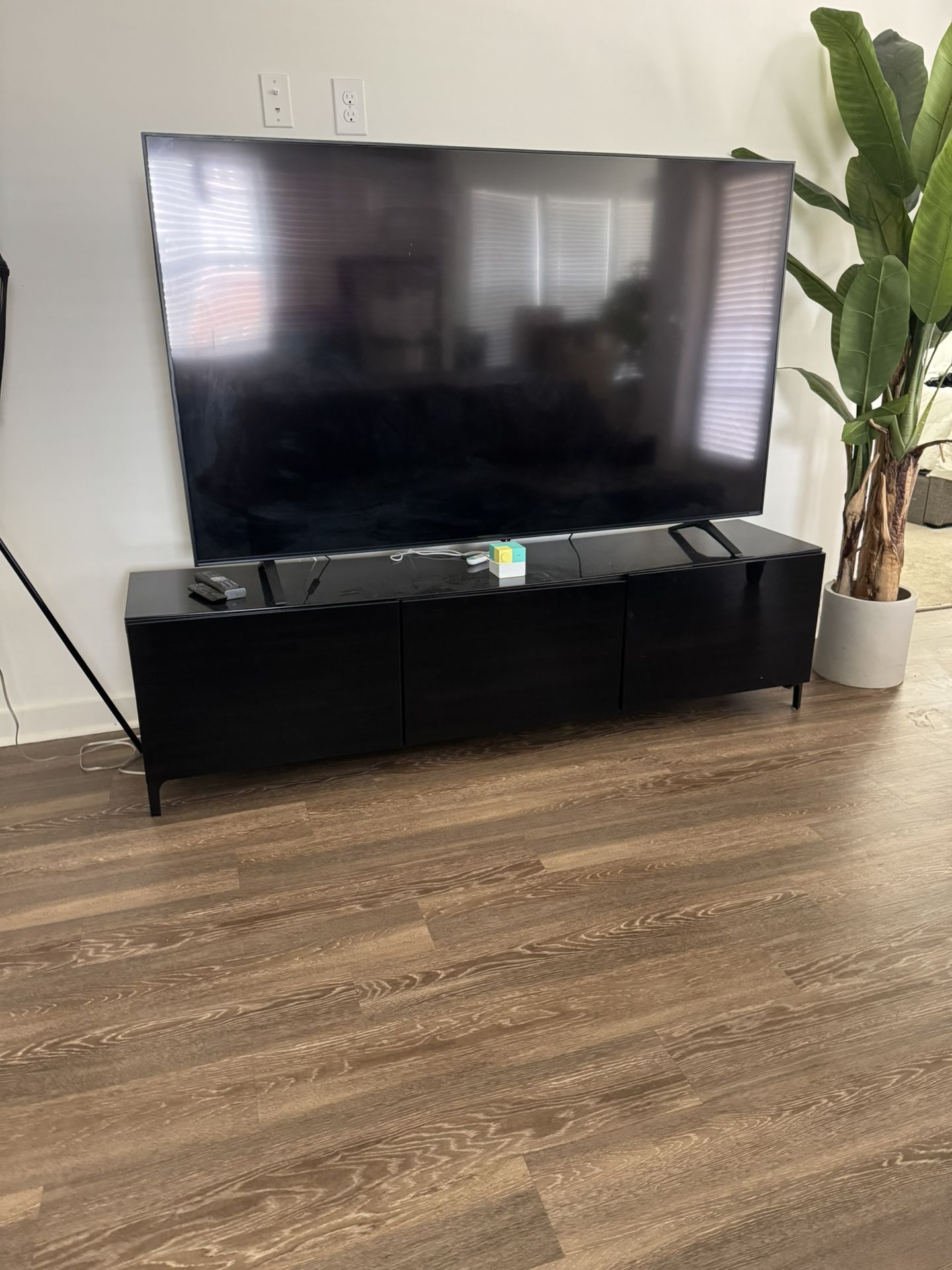 TV console 