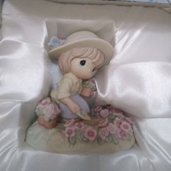 Precious Moments Figurine – “A Garden Of Love Blooms In A Grandmother’s Heart” (730042) – With Original Box