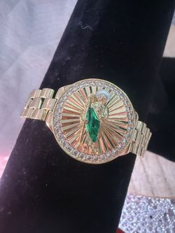 Gold plated with four layers of 14k gold, suitable for daily use, can get wet, very good quality, does not harm the skin, 