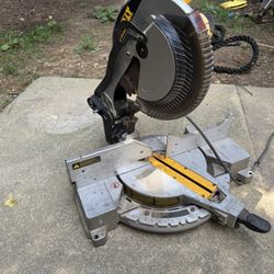 DeWalt Miter Saw w/extra Blade 