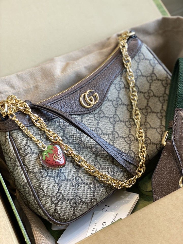 Brand new unused Gucci strawberry shoulder bag