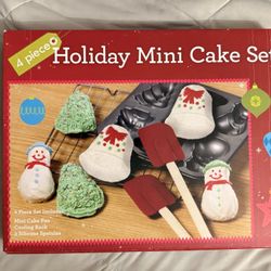 New 4 Piece Holiday Mini Cake Set