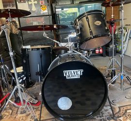 Tama rockstar four piece drum set. Read full description below .