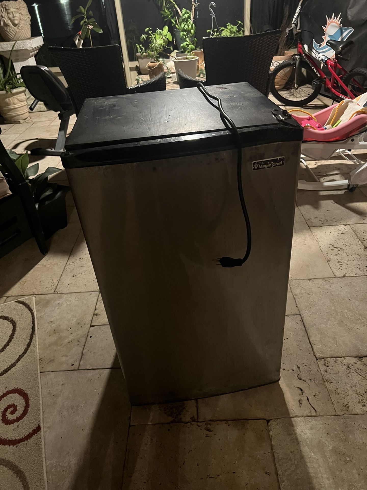 4-cu Ft Mini Fridge(approx) 