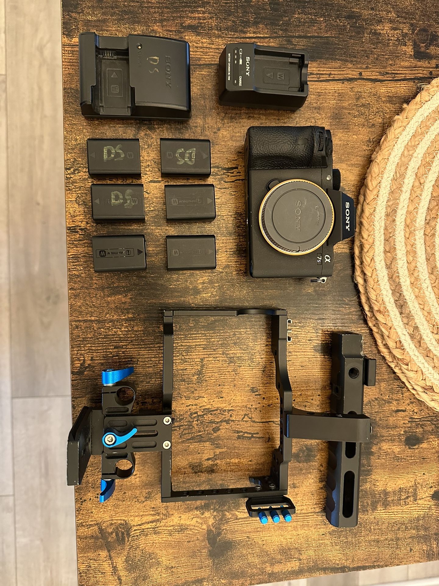Sony A7Sii + Cage + 6 Batteries + 2 Chargers