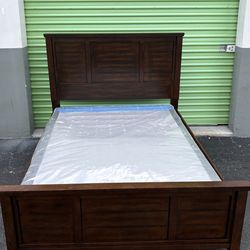 Wooden full bed with box spring .cama full size con box spring .Delivery avaliable extra