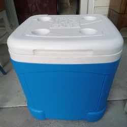 X Large Iglloo Cooler On Wheels 