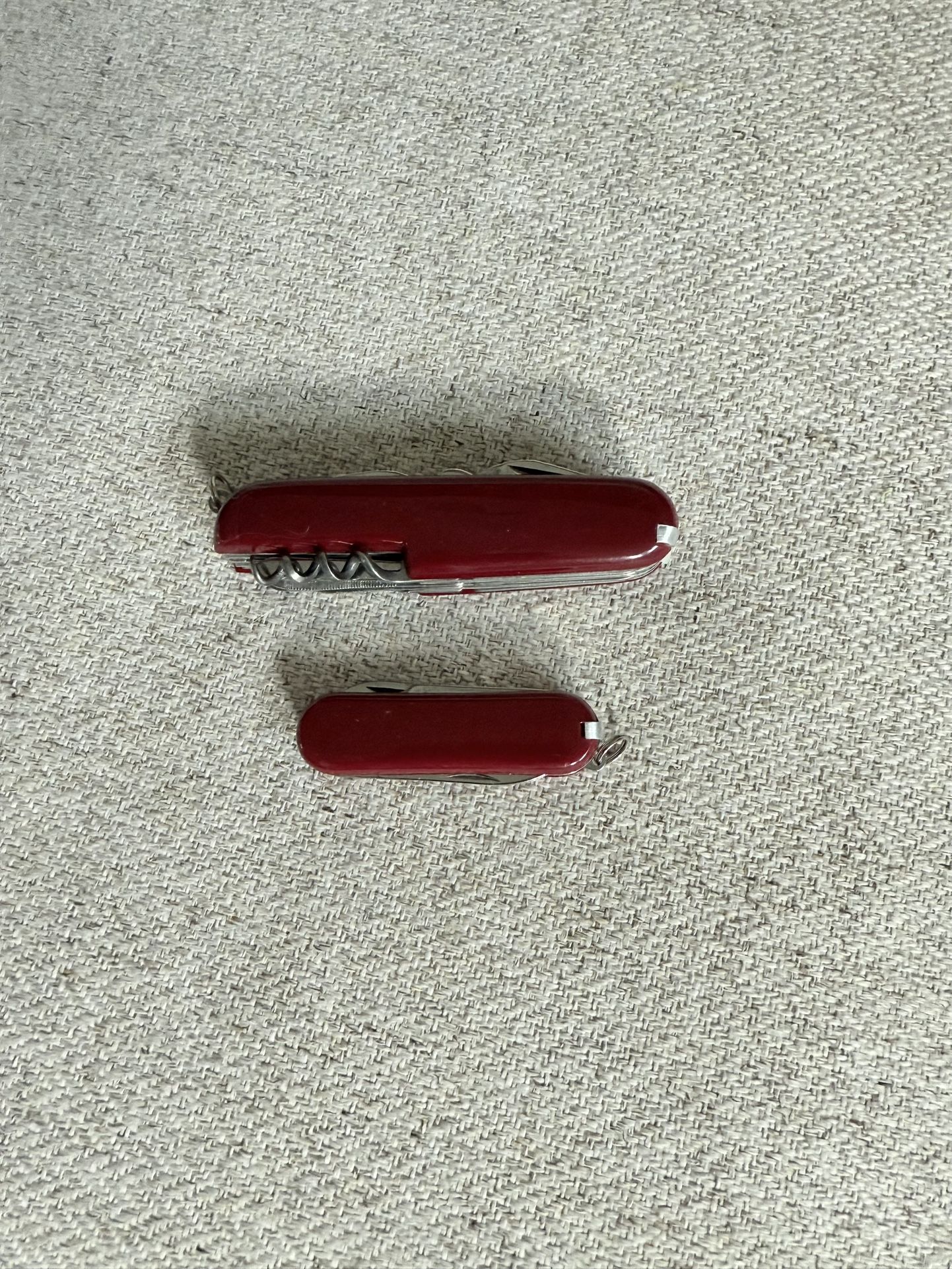 Hanig & Co 2 Folding Blade Tool Knifes set: a larger model and a smaller one. Fitting on a keychain. The bigger knife has everything. 12 different ite