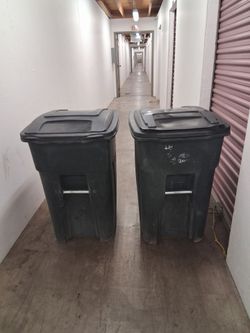 Toter 48 gallon commercial trash cans pickup 3-8:30 pm rainbow/charleston cash only $50 each price is firm