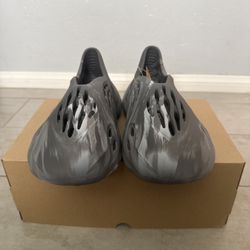 Yeezy Size 9 Foam runner Mx Granite