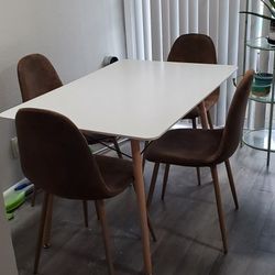 5 Peice Dinning TABLE AND CHAIRS 