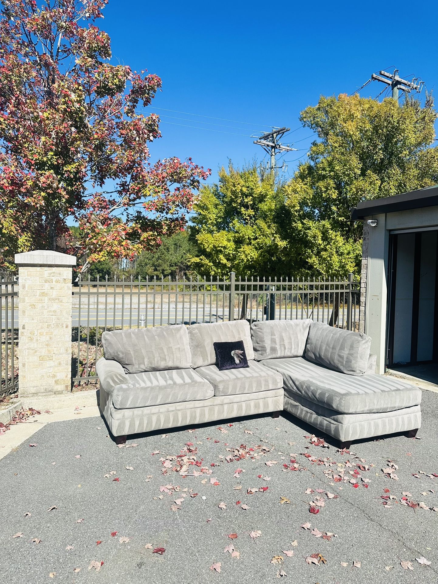 Free Delivery 🚚 Cozy Grey Sectional Couch 