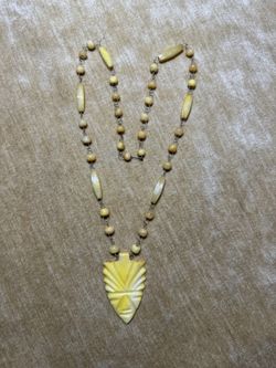 VINTAGE HANDCARVED YELLOW JADE STONE NECKLACE