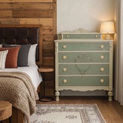 Beautiful Vintage 4-drawer Dresser FREE DELIVERY