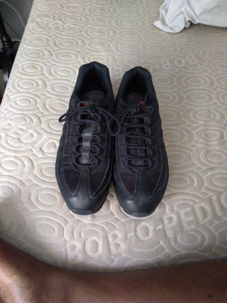 Black Nike Air Maxes Size: 10.5