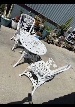 Heavy Duty Plastic Bistro Set Design Of Roses Excellent Condition 