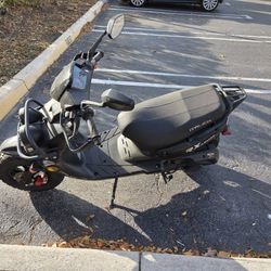 YNGF 149 CC Gas SCOOTER 