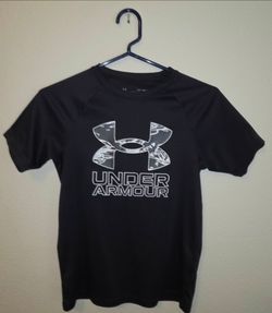 Under Armour - Boys - Medium - Tech Performance Shirt (Front Graphic) - Loose - Short Sleeve - Polyester - Black