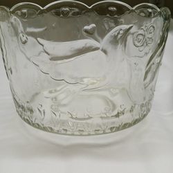 LARGE GLASS BOWL WITH BIRDS AND VINES SURROUNDING IT