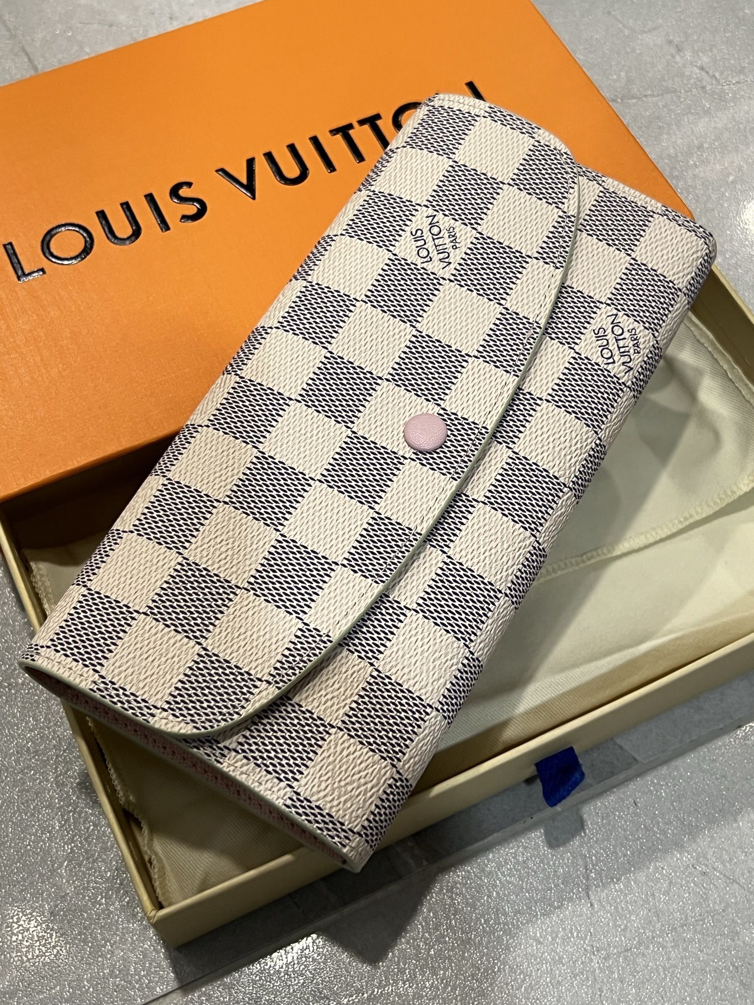Louis Vuitton Wallet for Sale in Queens, NY - OfferUp