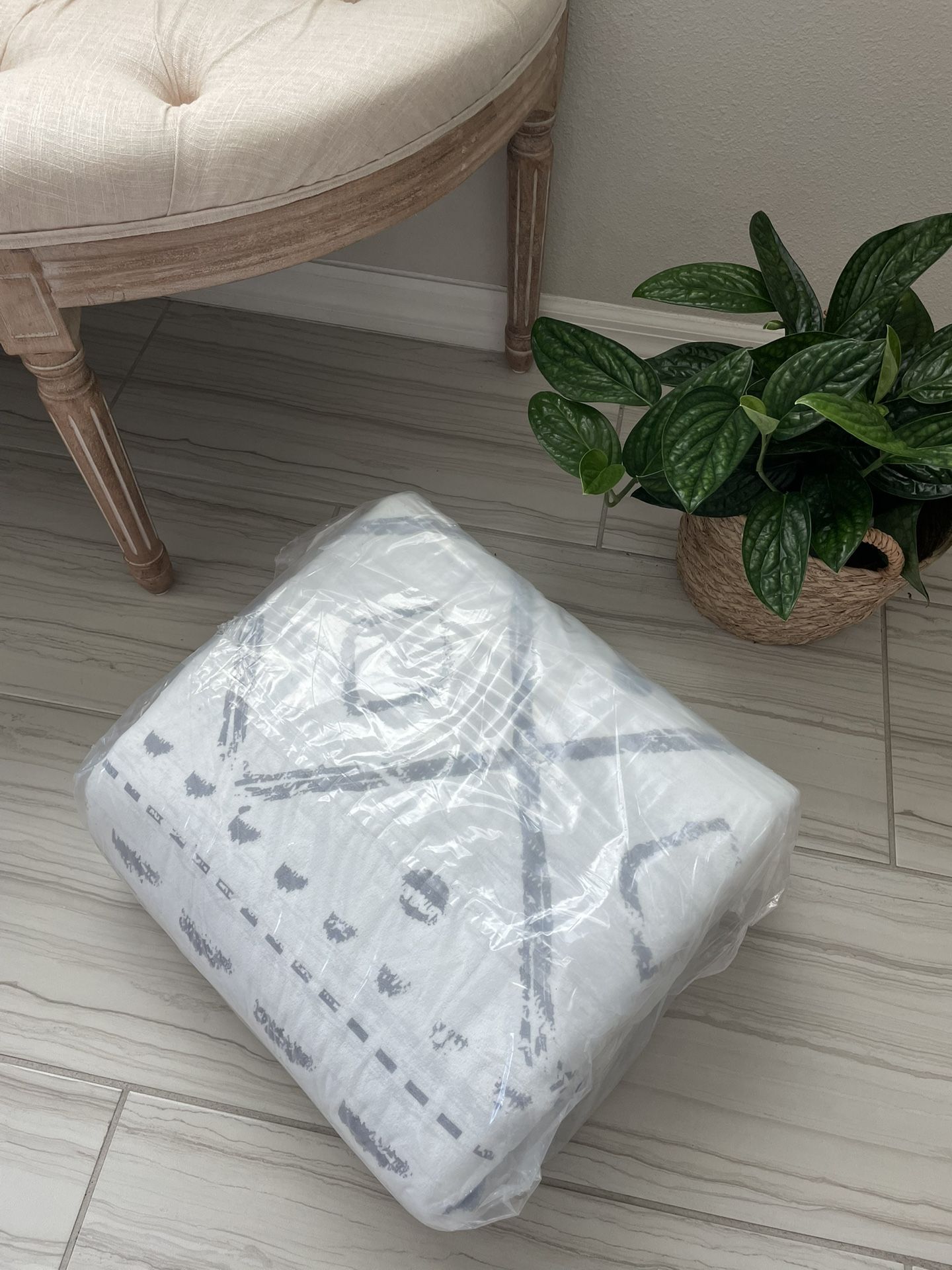8x10 Brand New Area Rug White&gray