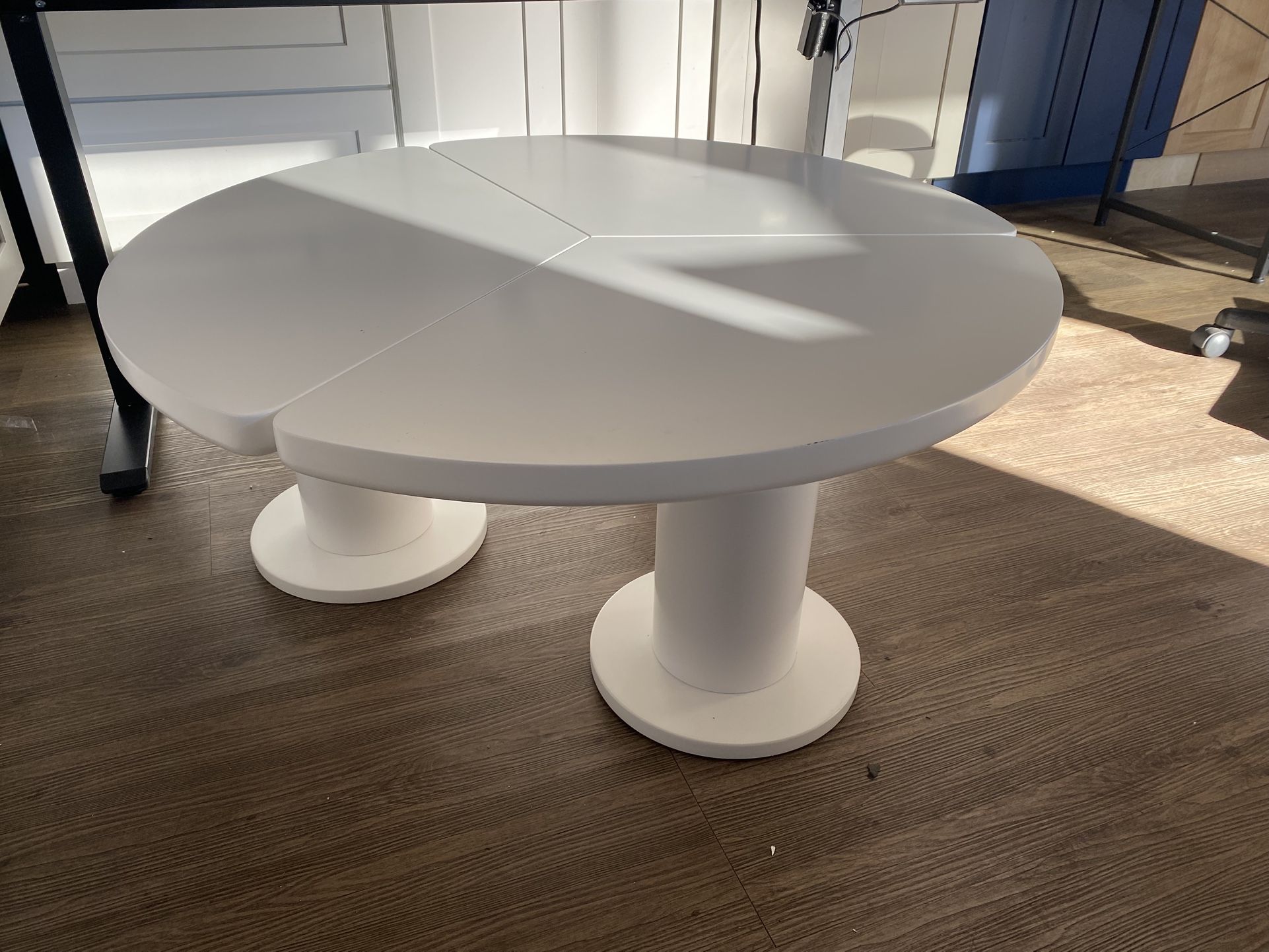 Round Petal-Shaped Coffee Table, Cream Style Center Table with 3 Thick Legs, Minimalist Irregular End Table