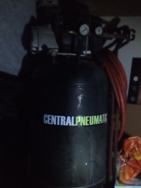 Central Pneumatic 21 Gallon Vertical Rod Iron Air Compressor